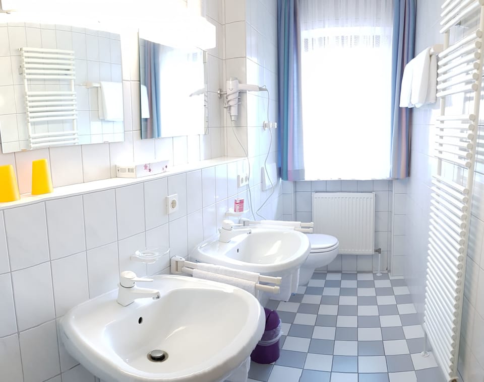 Comfort Suite, Balcony | Bathroom | Shower, hair dryer, towels