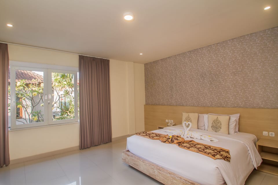 Deluxe Room | Minibar, in-room safe, desk, laptop workspace
