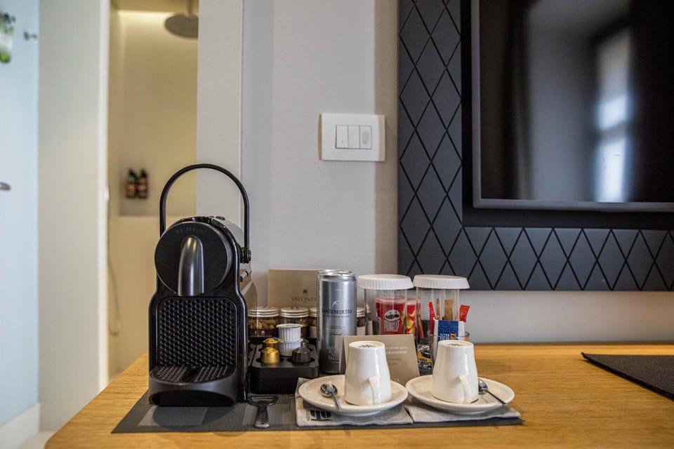 Comfort Room | Minibar, in-room safe, desk, WiFi (free)