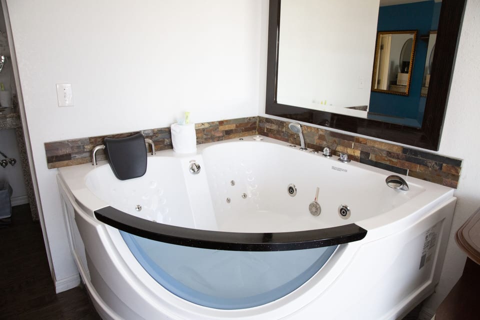 1 King Bed, Jetted Tub, Oceanfront | In-room safe, free WiFi, bed sheets