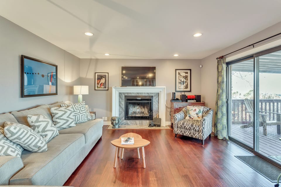 Deluxe House, Multiple Bedrooms, Kitchen, Mountain View | Living area | Flat-screen TV, fireplace