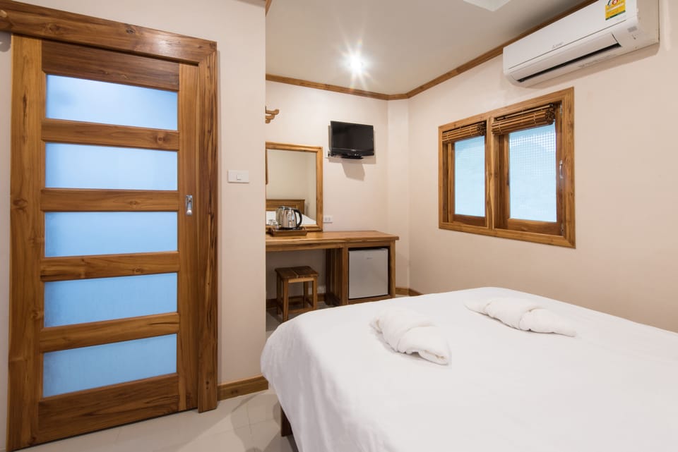 Deluxe Room, 1 Double or 2 Twin Beds | Desk, free WiFi, bed sheets