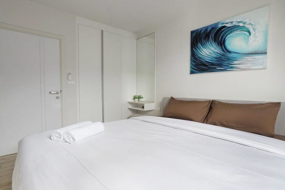 Superior 1 Bedroom with Balcony | 1 bedroom, blackout drapes, bed sheets