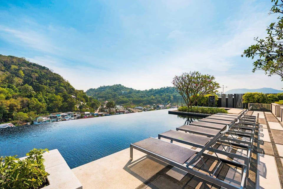 2 outdoor pools, a rooftop pool