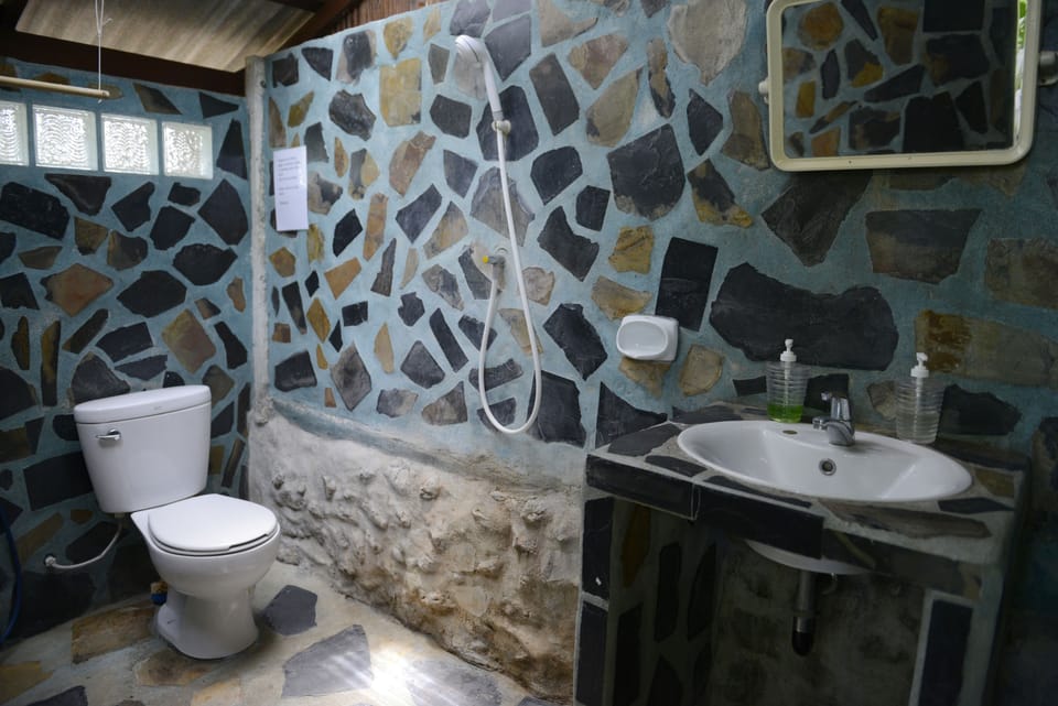 Garden View Bungalow | Bathroom | Shower, free toiletries, towels