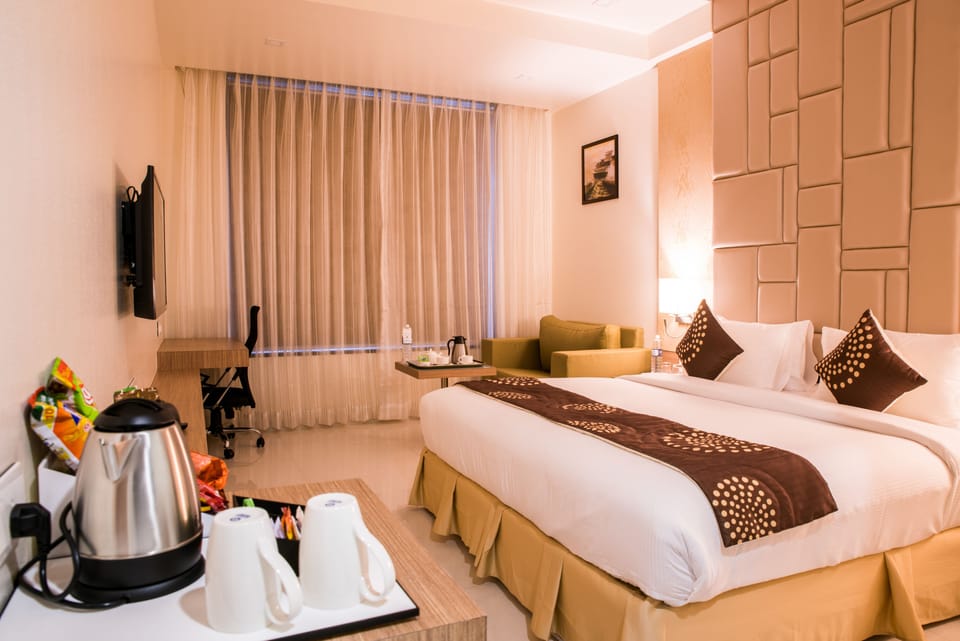 Premier Room | Minibar, in-room safe, desk, soundproofing