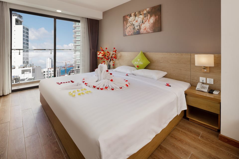Executive Room, Balcony, City View | Premium bedding, minibar, in-room safe, desk