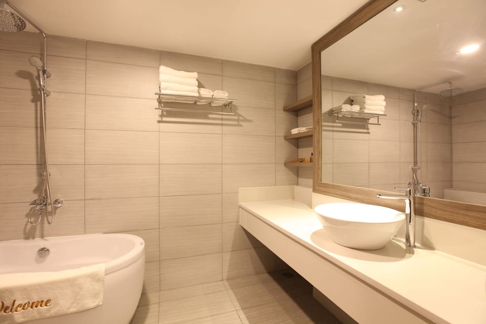 Suite | Bathroom | Free toiletries, hair dryer, bathrobes, slippers