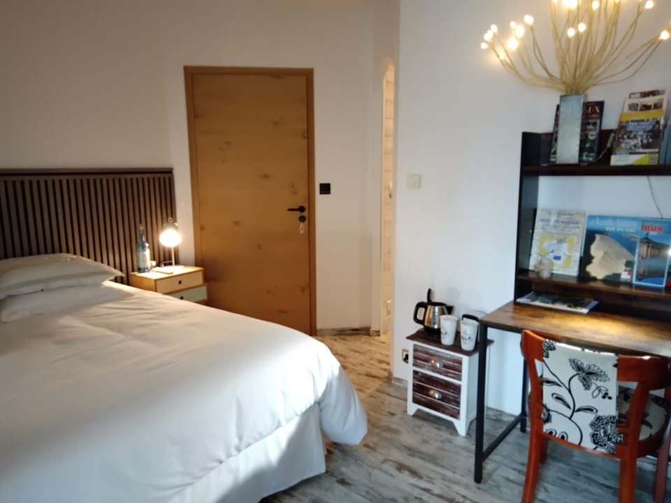 Deluxe Suite (Sud) | Premium bedding, blackout drapes, iron/ironing board, WiFi (free)