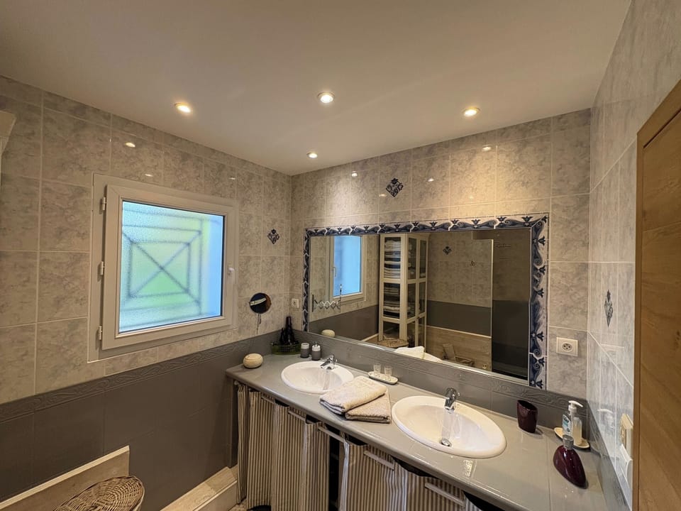 Deluxe Suite (Sud) | Premium bedding, blackout drapes, iron/ironing board, WiFi (free)