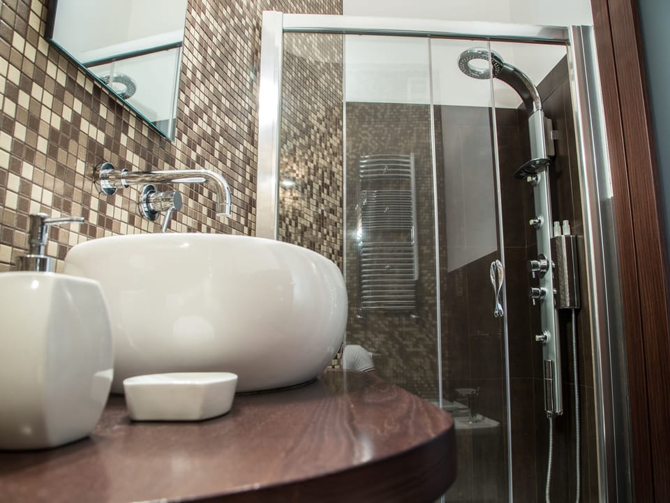 Triple Room | Bathroom | Shower, free toiletries, hair dryer, bathrobes