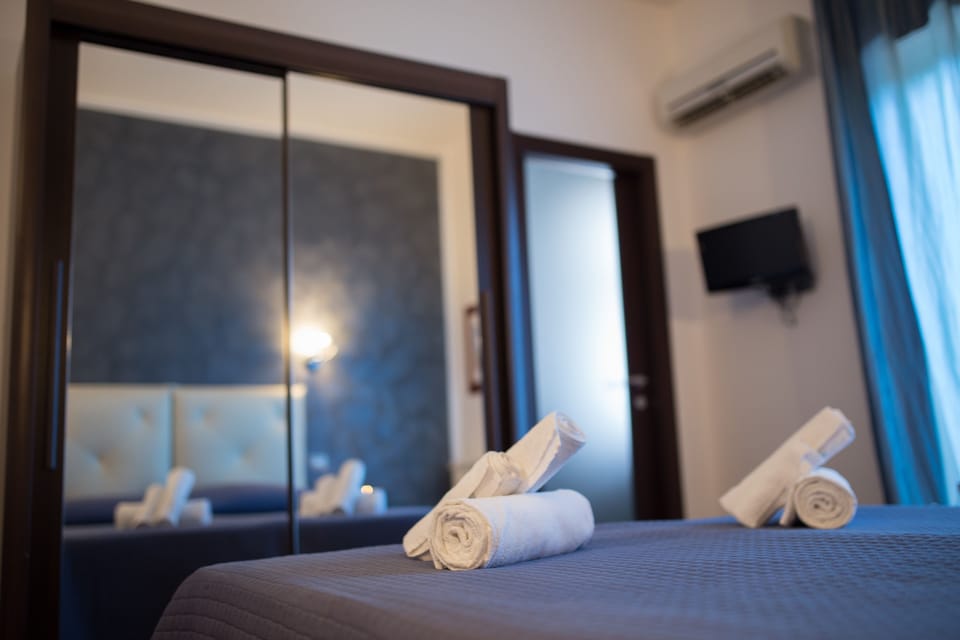 Twin Room, 2 Twin Beds | Premium bedding, minibar, desk, soundproofing