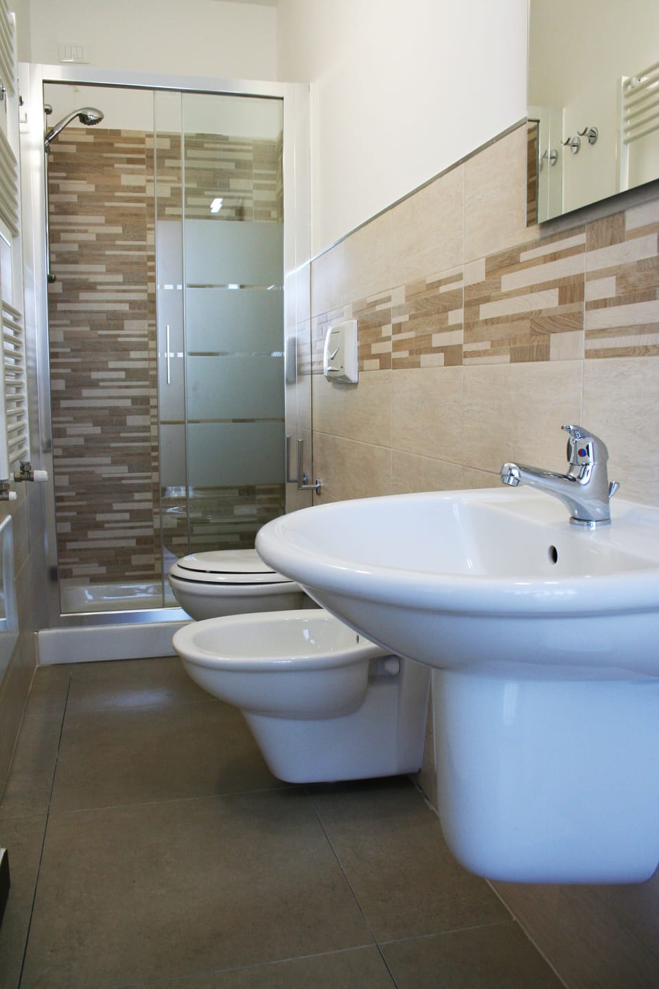 Deluxe Double Room | Bathroom | Shower, free toiletries, hair dryer, bidet