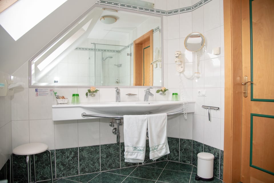 Junior Suite | Bathroom | Shower, free toiletries, hair dryer, towels