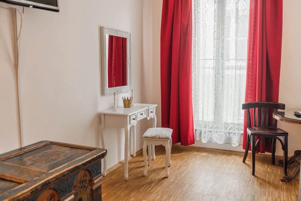 Comfort Double Room, 1 King Bed, Non Smoking | Hypo-allergenic bedding, individually decorated, individually furnished