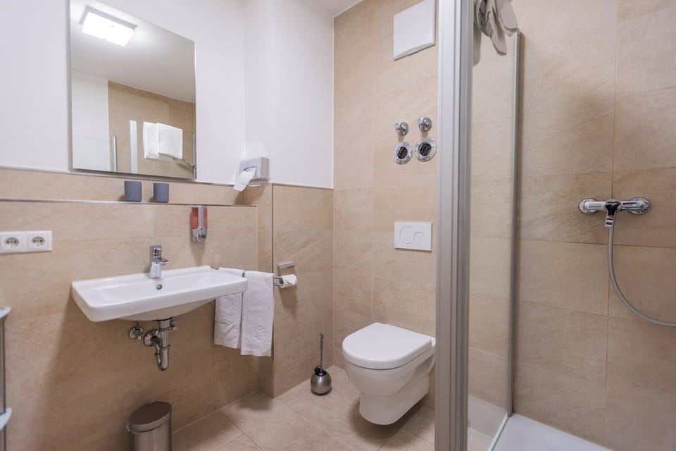 Comfort Double Room, 1 King Bed, Non Smoking, Balcony | Bathroom shower
