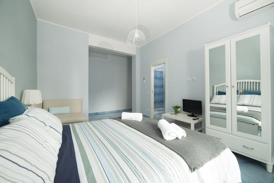 Deluxe Triple Room | Desk, blackout drapes, iron/ironing board, WiFi (free)