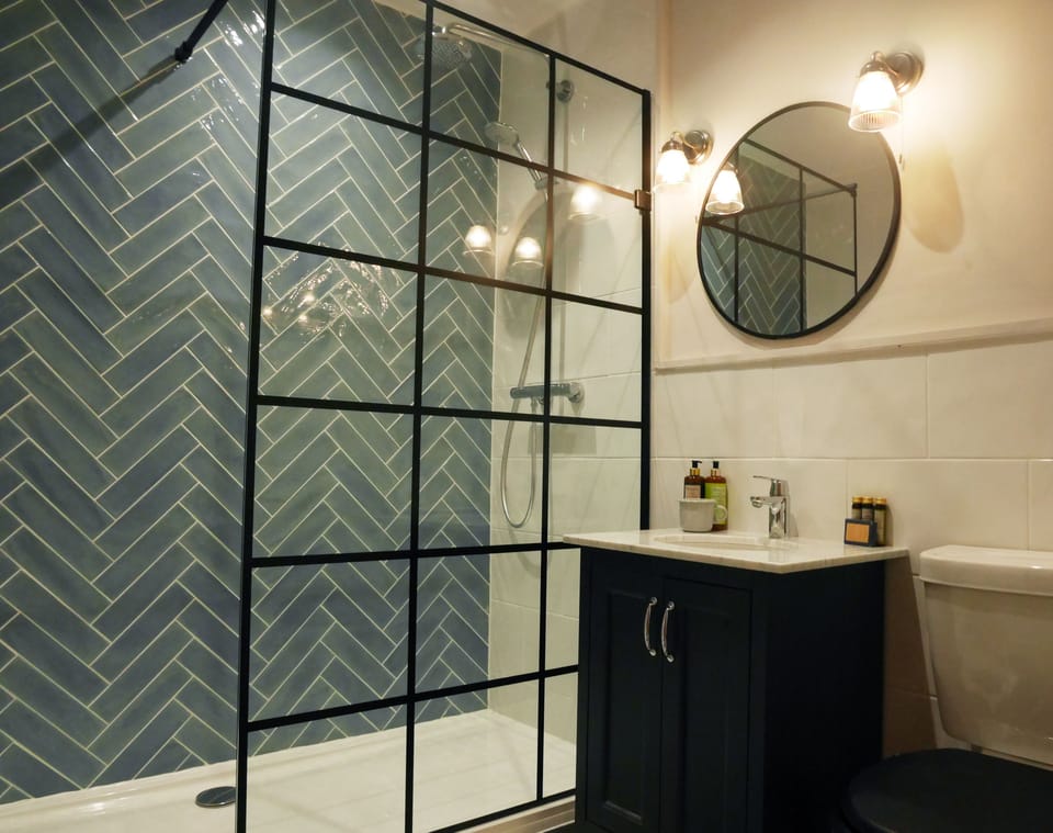 Double Room, 1 King Bed | Bathroom | Shower, free toiletries, towels