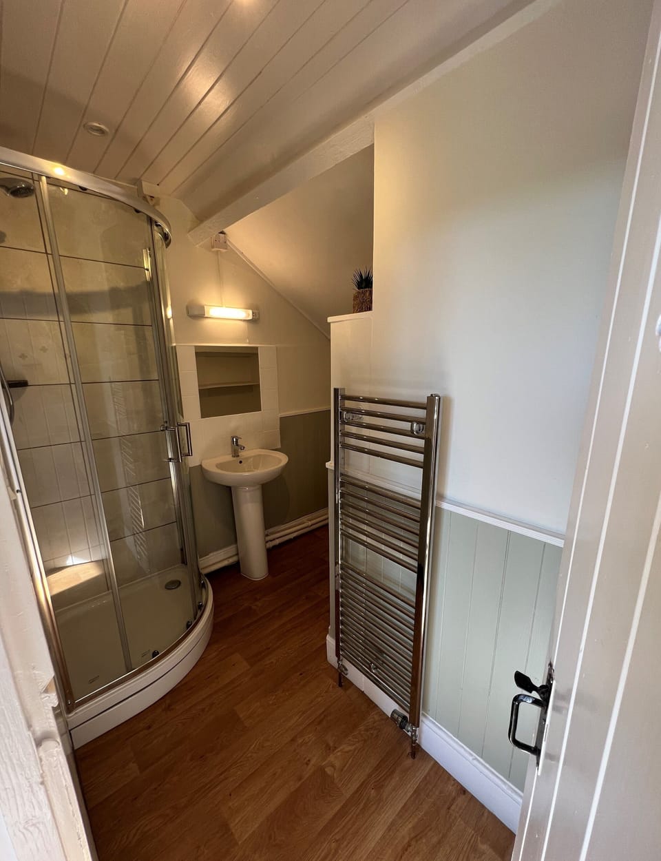 Comfort Cottage | Bathroom | Free toiletries, hair dryer, towels