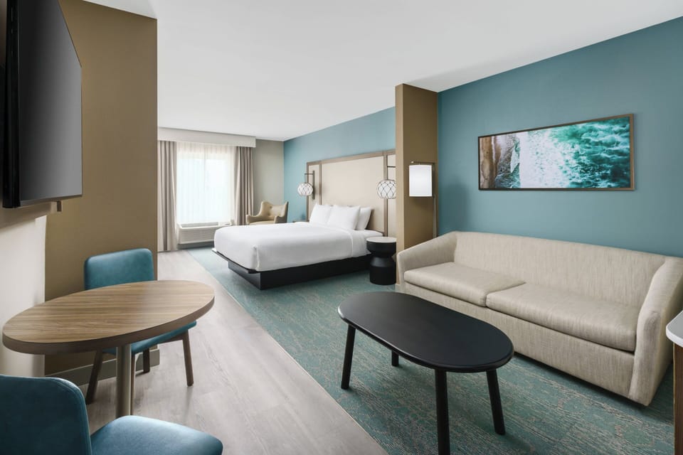 Premium bedding, in-room safe, desk, laptop workspace