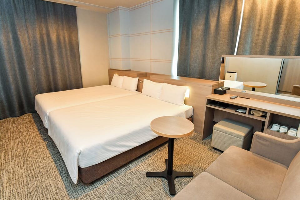 Deluxe Twin Room (Hollywood Style) | Desk, blackout drapes, iron/ironing board, free WiFi