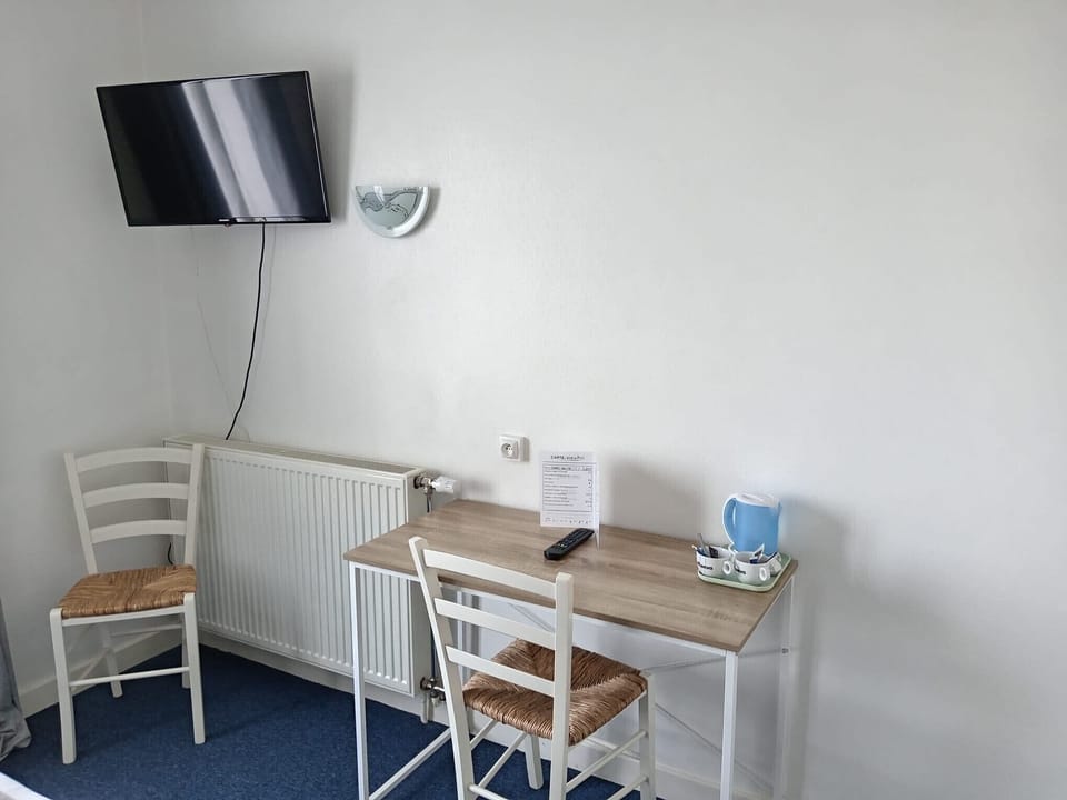 Double Room, 1 Queen Bed | Living area | 81-cm flat-screen TV with digital channels, TV