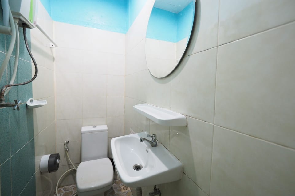 Standard Fan Room | Bathroom | Shower, free toiletries, bidet, towels