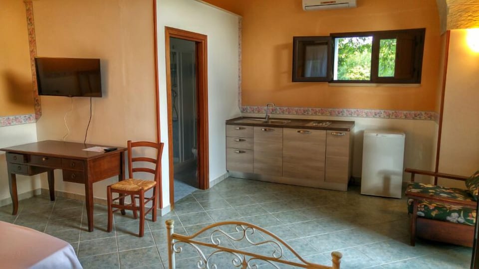 Studio, Kitchenette | Private kitchenette | Fridge