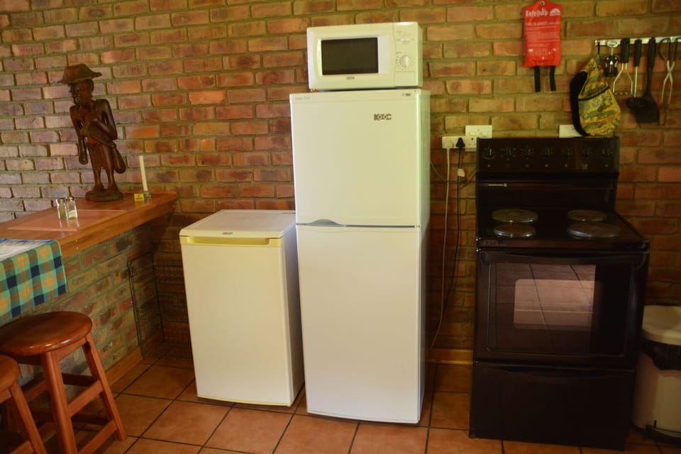 Bungalow (Twin) | Private kitchen | Coffee/tea maker, full-size fridge, microwave, oven