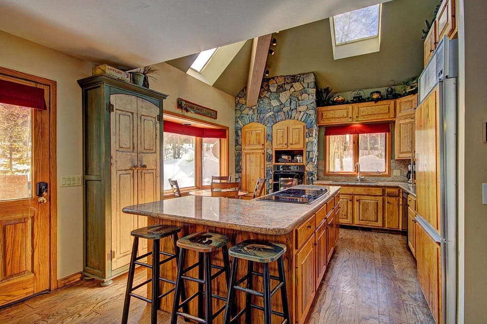 House, Multiple Bedrooms | Private kitchen | Full-size fridge, microwave, oven, stovetop