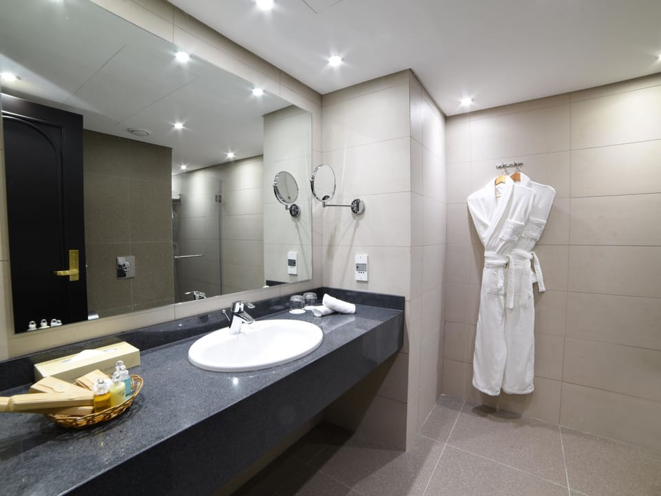 Rainfall showerhead, free toiletries, hair dryer, slippers