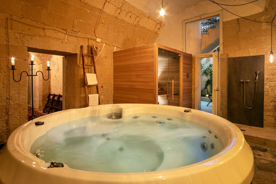 Couples treatment rooms, sauna, hot tub
