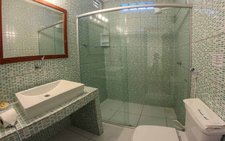 Standard Twin Room | Bathroom | Shower, towels