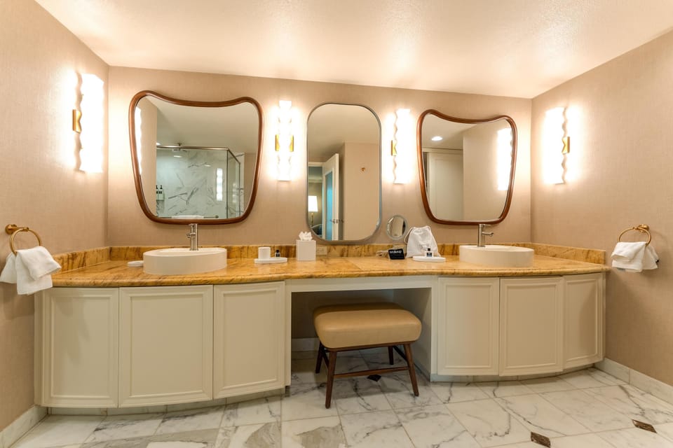 Premier Suite, 1 Bedroom | Bathroom | Free toiletries, hair dryer, towels, soap