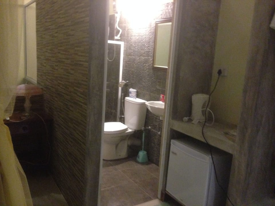 Deluxe Cottage, Garden View | Bathroom | Shower, free toiletries