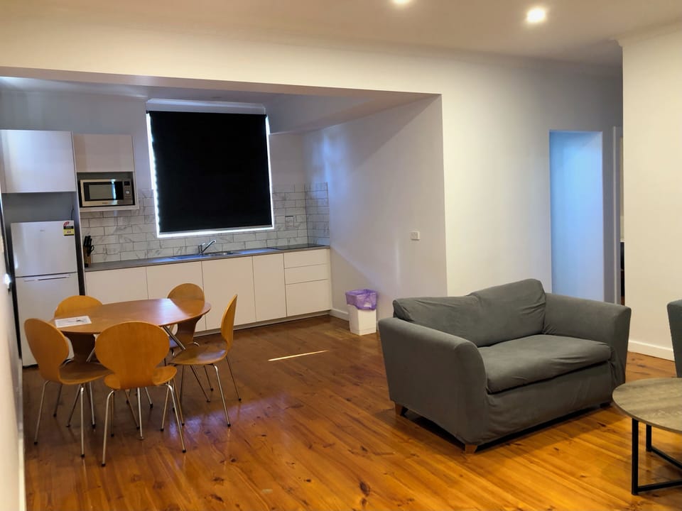 Ellis 1 | Private kitchen | Fridge, microwave, oven, stovetop