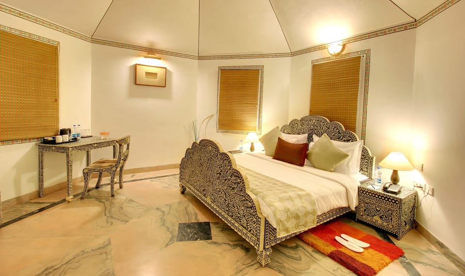 Executive Cottage | Premium bedding, in-room safe, desk, laptop workspace