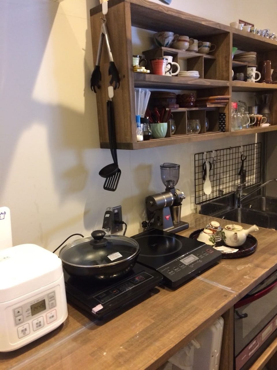 Full-size fridge, microwave, oven, stovetop