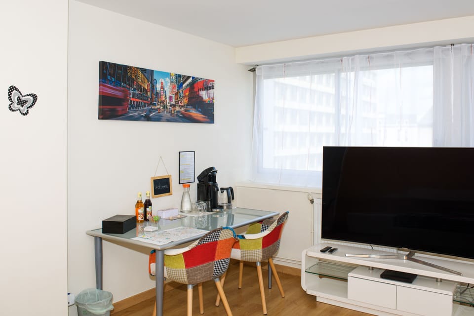 Superior Double Room, 1 Double Bed, Private Bathroom (Spacieuse) | Premium bedding, individually decorated, individually furnished, desk