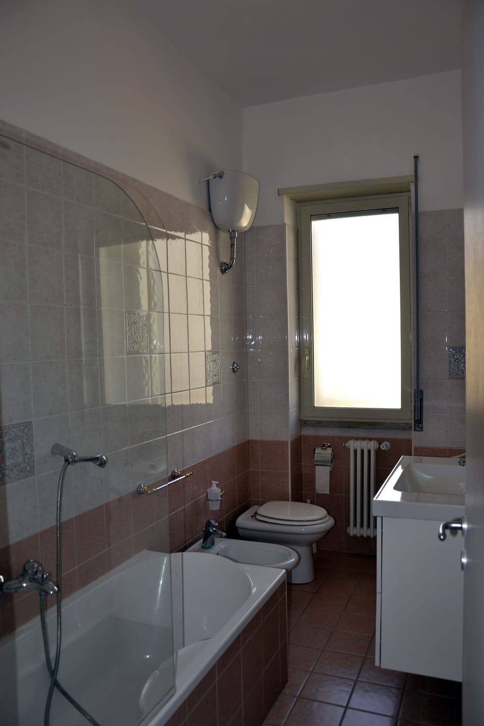 Combined shower/tub, rainfall showerhead, free toiletries, hair dryer