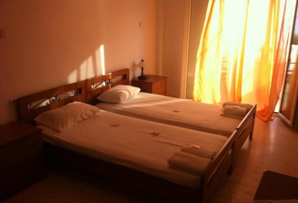 Double Room | Desk, soundproofing, iron/ironing board, free cribs/infant beds