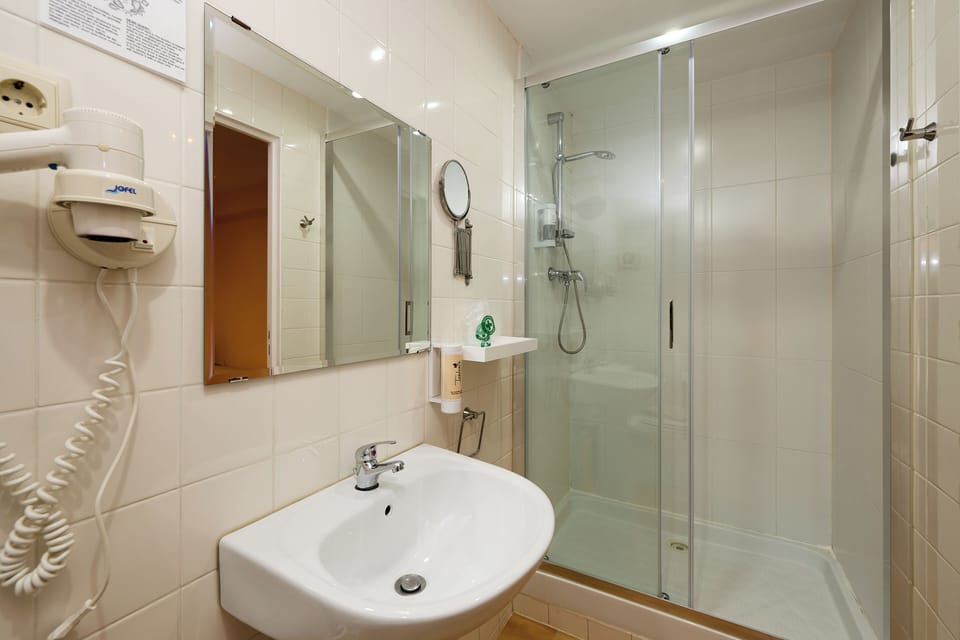 Triple Room | Bathroom | Free toiletries, hair dryer, towels