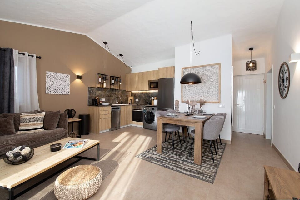 Premium Apartment, 1 Bedroom | Private kitchen | Fridge, microwave, oven, stovetop
