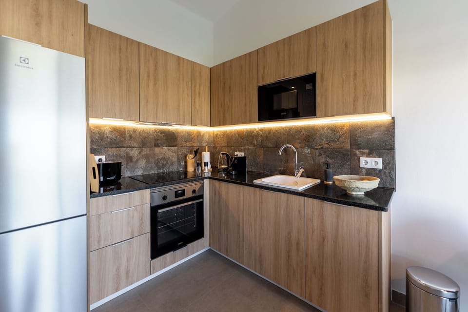 Premium Apartment, 2 Bedrooms | Private kitchen | Fridge, microwave, oven, stovetop
