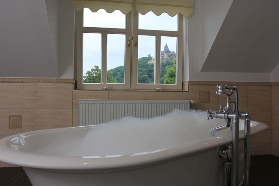 Junior Suite | Bathroom | Shower, free toiletries, hair dryer, bathrobes
