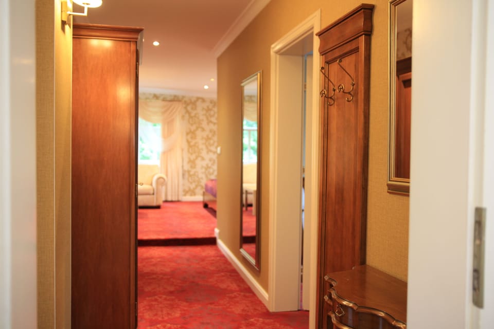 Junior Suite | Hypo-allergenic bedding, down comforters, minibar, in-room safe