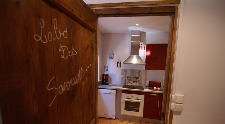 Superior Apartment, Ensuite, Garden View GITE BLANC | Private kitchen | Fridge, eco-friendly cleaning products