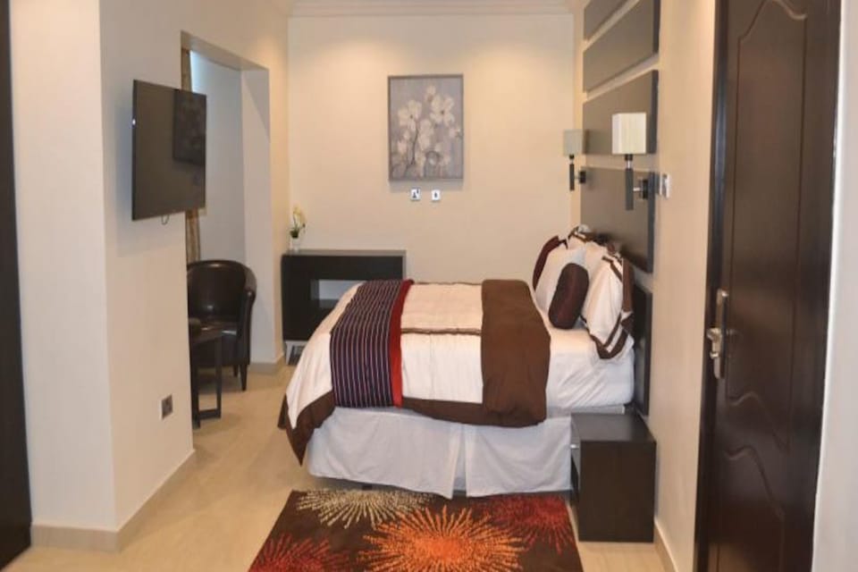 Junior Suite | 1 bedroom, premium bedding, minibar, in-room safe