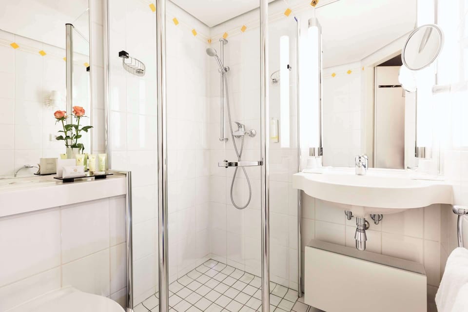 Combined shower/tub, deep soaking tub, free toiletries, hair dryer