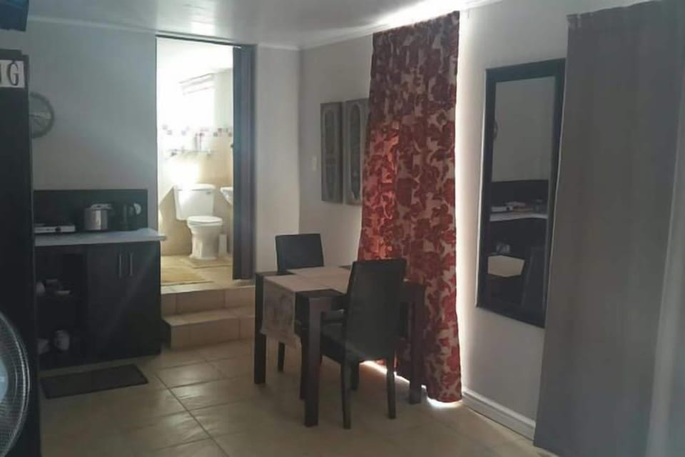 Comfort Double Room, 1 Bedroom | In-room dining